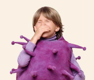 Мальчик в костюме вируса